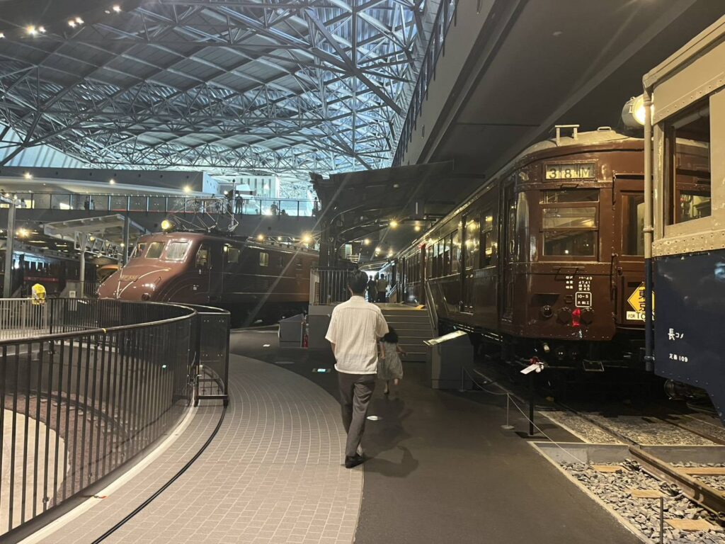 大宮の鉄道博物館へ子どもと行ってきました。実物の鉄道車両やジオラマ、キッズ向け施設、シミュレータなど、親子で楽しめる「てっぱく」の魅力を紹介。アクセスや料金、子連れでの楽しみ方もまとめました。