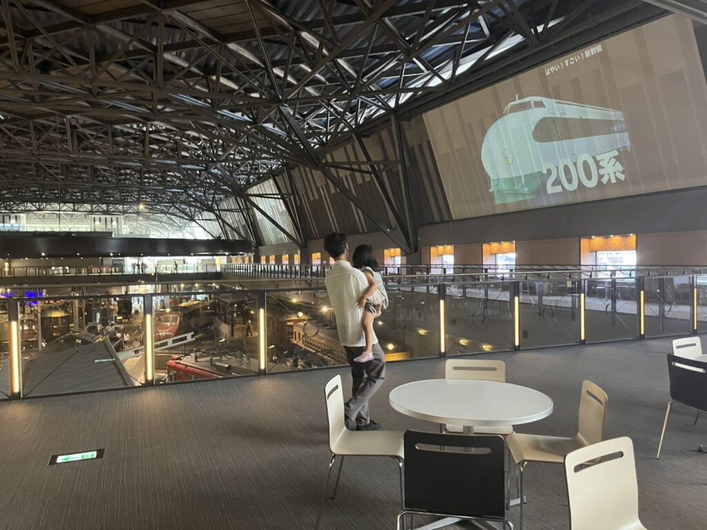 大宮の鉄道博物館へ子どもと行ってきました。実物の鉄道車両やジオラマ、キッズ向け施設、シミュレータなど、親子で楽しめる「てっぱく」の魅力を紹介。アクセスや料金、子連れでの楽しみ方もまとめました。