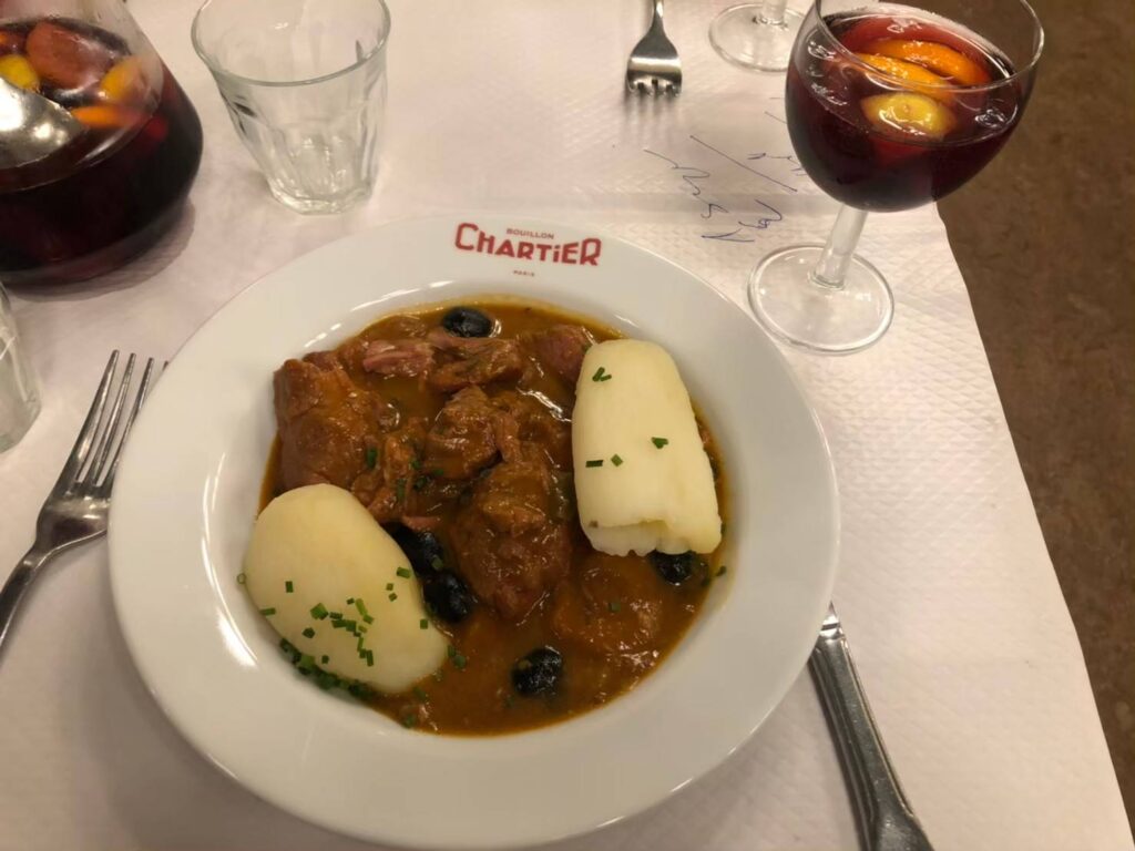 パリの老舗大衆食堂「Bouillon Chartier(ブイヨン・シャルティエ)」。1896年創業、歴史ある美しい空間でフランスの伝統料理を手頃な価格で楽しめる名店。パリの日常を感じられるシャルティエの魅力を紹介します。