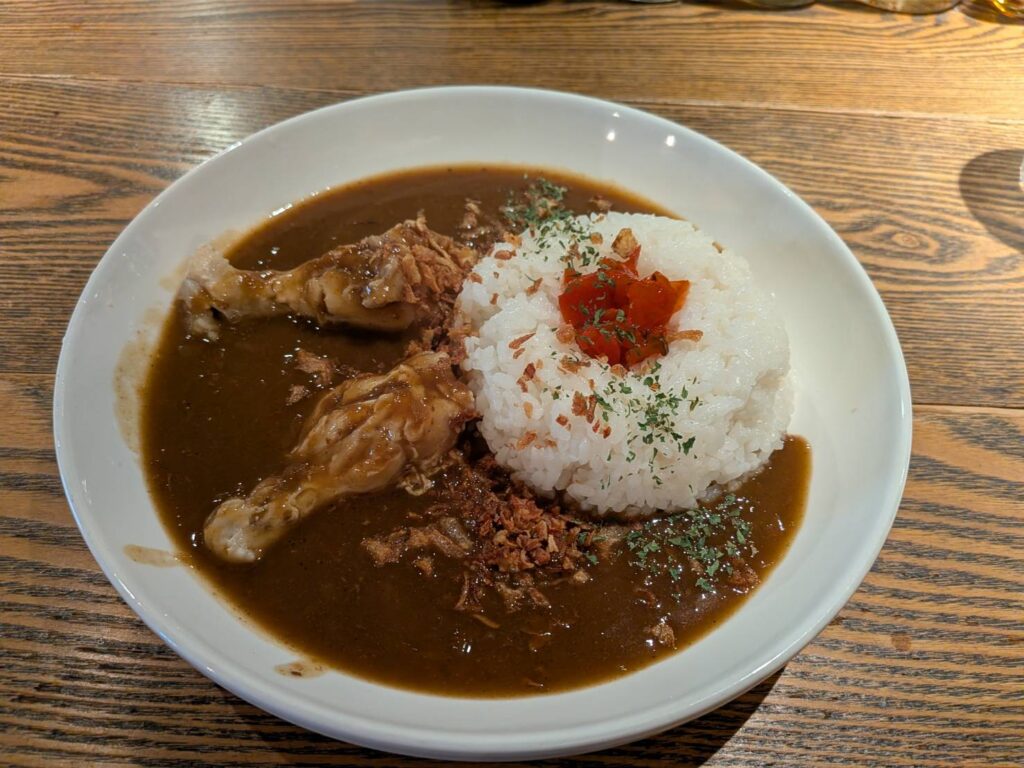 渋谷と表参道の間にある「BAR BUTTER」。夜はバー、昼は「バーテンダーの深夜カレー」を楽しめるユニークな一軒です。さらっとしたルーとほろほろのチキンが魅力のカレーを紹介します。