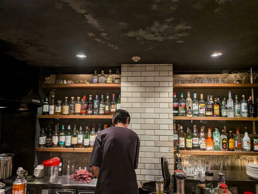 渋谷と表参道の間にある「BAR BUTTER」。夜はバー、昼は「バーテンダーの深夜カレー」を楽しめるユニークな一軒です。さらっとしたルーとほろほろのチキンが魅力のカレーを紹介します。