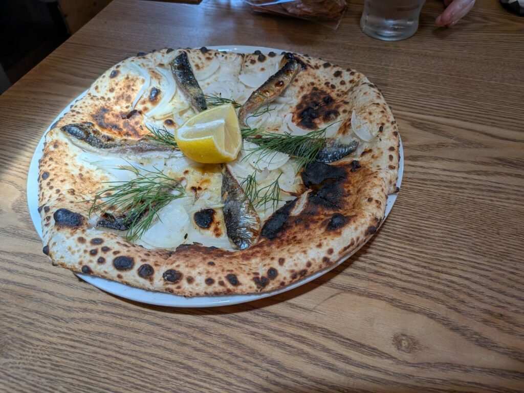 那須・黒磯駅近くにある「Pico Pizzeria（ピコ ピッツェリア）」。薪窯で焼き上げるもちっとしたピザと、那須の食材を生かした料理を楽しめる一軒を紹介します。