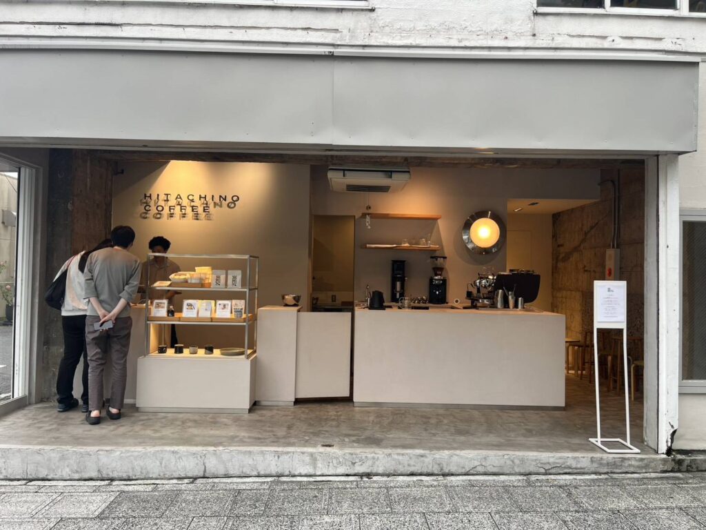 水戸駅から徒歩約7分の「HITACHINO COFFEE」。浅煎りのスペシャルティコーヒーと、無機質で洗練された空間が魅力のロースタリーを紹介。水戸の街歩きと一緒に訪れたい一軒です。