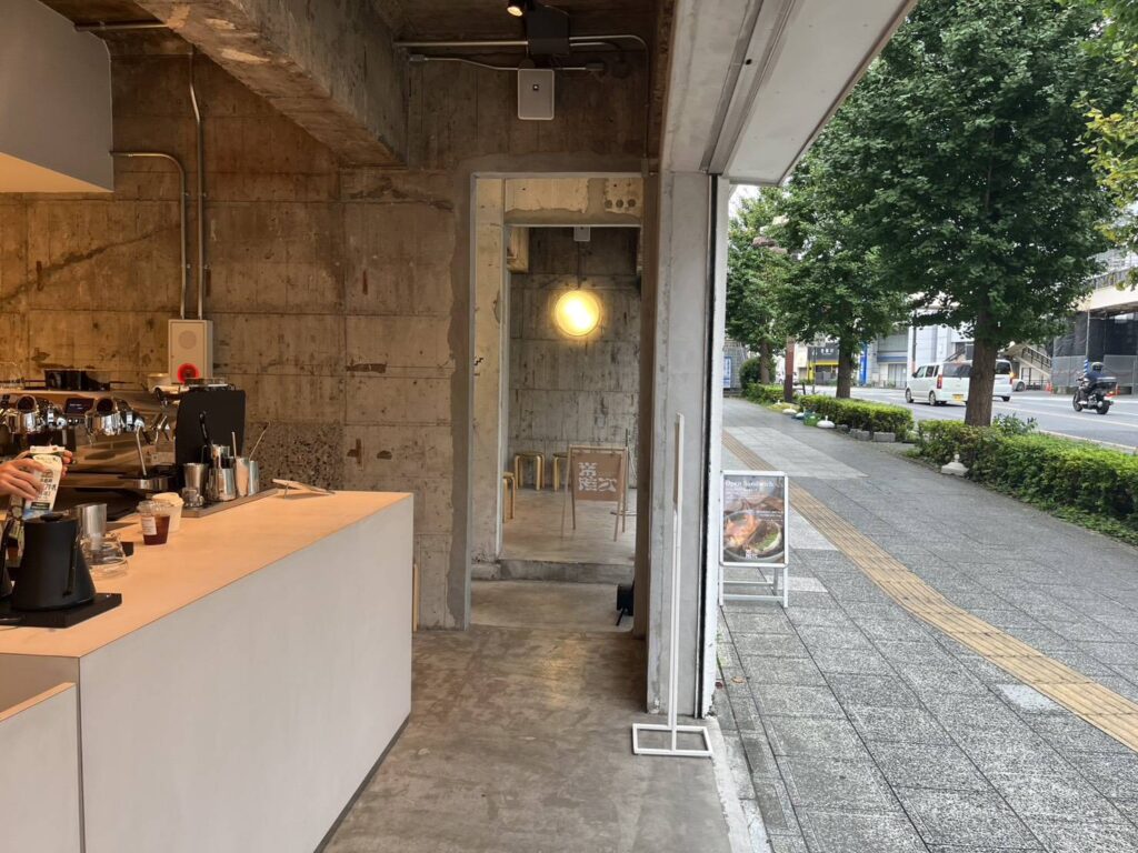 水戸駅から徒歩約7分の「HITACHINO COFFEE」。浅煎りのスペシャルティコーヒーと、無機質で洗練された空間が魅力のロースタリーを紹介。水戸の街歩きと一緒に訪れたい一軒です。