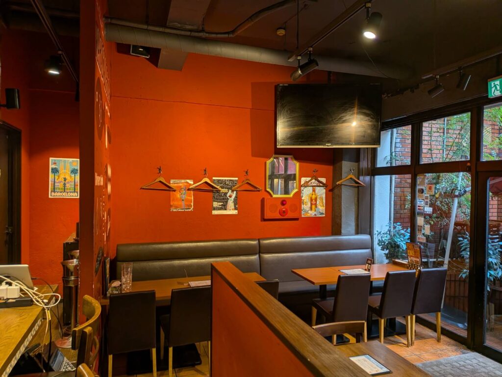 渋谷区東にあるスペイン料理店「Las Bocas（ラスボカス）」で、香川県産真鯛のアリオリソースのせオーブン焼きをランチに。瀬戸内の鮮魚とスペイン料理を楽しめる、渋谷の喧騒から少し離れた一軒を紹介します。