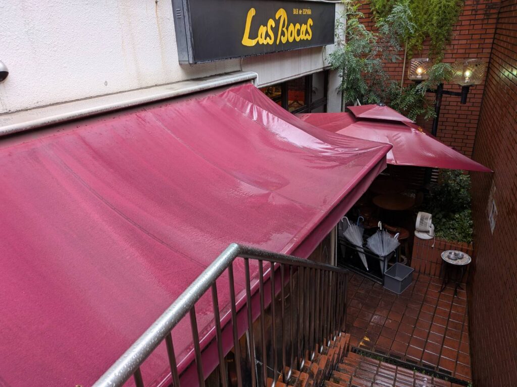 渋谷区東にあるスペイン料理店「Las Bocas（ラスボカス）」で、香川県産真鯛のアリオリソースのせオーブン焼きをランチに。瀬戸内の鮮魚とスペイン料理を楽しめる、渋谷の喧騒から少し離れた一軒を紹介します。