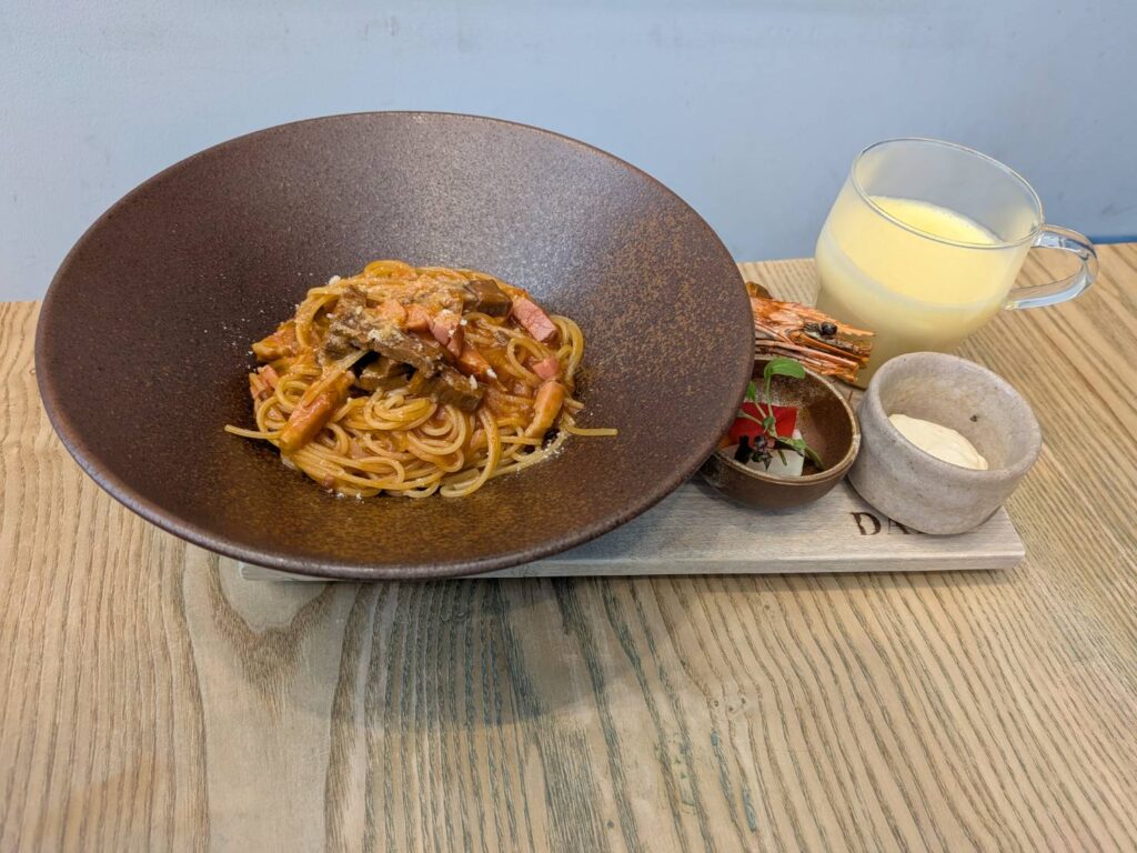札幌市民交流プラザにある「森彦のフレンチ DAFNE」でランチ。大人はフレンチのまかない料理「ペルソネル」、子どもはお子様ランチを楽しみました。家族で訪れたい札幌のランチスポットです。