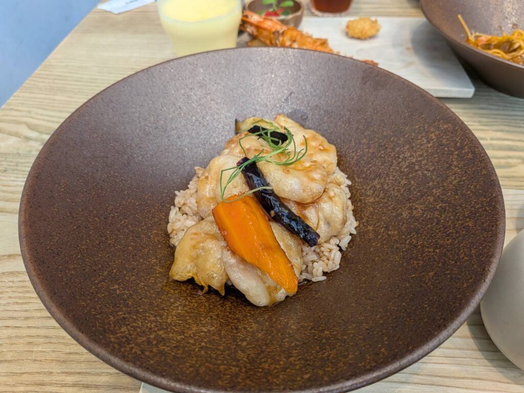 札幌市民交流プラザにある「森彦のフレンチ DAFNE」でランチ。大人はフレンチのまかない料理「ペルソネル」、子どもはお子様ランチを楽しみました。家族で訪れたい札幌のランチスポットです。