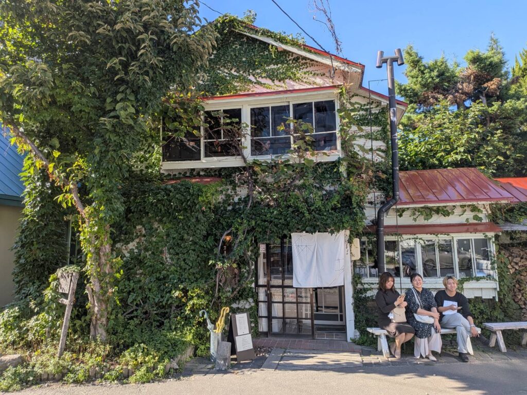 札幌・円山の路地裏にある人気カフェ「森彦 本店」。古い木造家屋を活かした趣のある空間で、深煎りの珈琲を楽しめます。札幌で訪れたいカフェとして、森彦の魅力やアクセスを紹介。