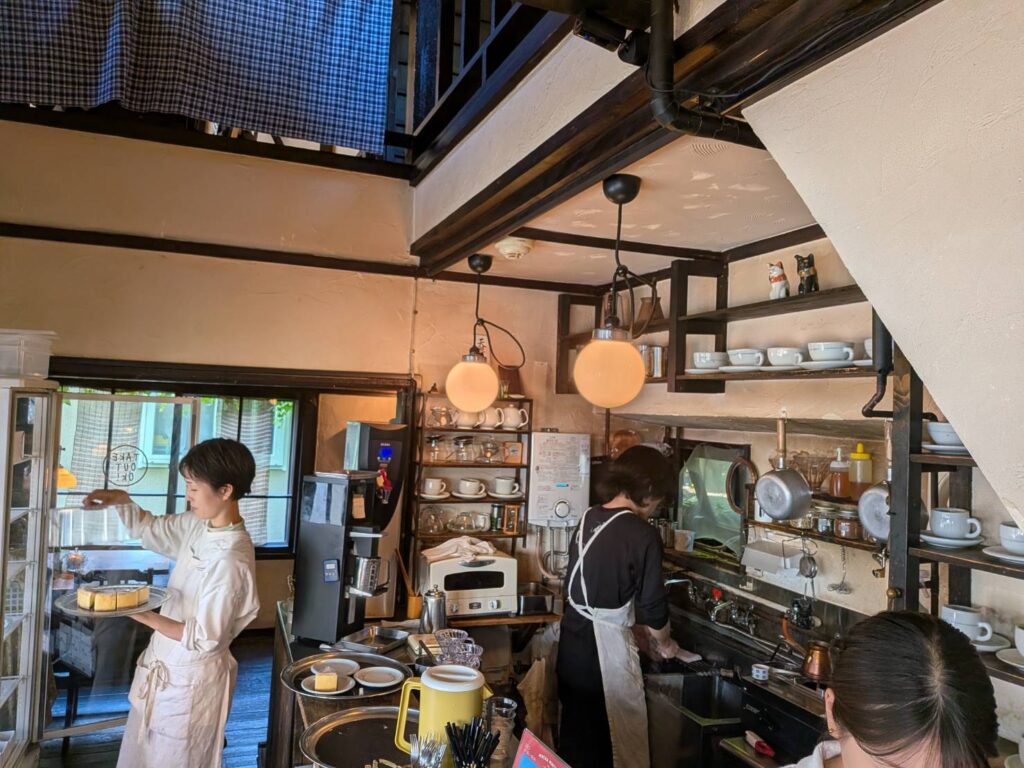札幌・円山の路地裏にある人気カフェ「森彦 本店」。古い木造家屋を活かした趣のある空間で、深煎りの珈琲を楽しめます。札幌で訪れたいカフェとして、森彦の魅力やアクセスを紹介。