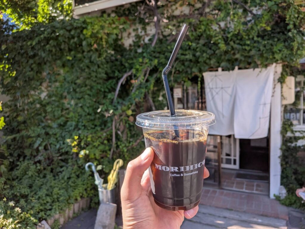 札幌・円山の路地裏にある人気カフェ「森彦 本店」。古い木造家屋を活かした趣のある空間で、深煎りの珈琲を楽しめます。札幌で訪れたいカフェとして、森彦の魅力やアクセスを紹介。