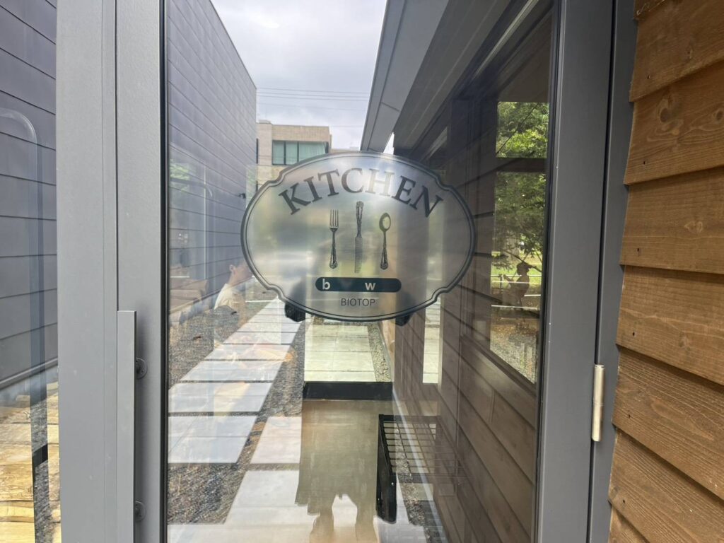 札幌・円山公園のそばに2026年4月オープンした「KITCHEN bw BIOTOP」。名物の熟成ハヤシライスをはじめとする洋食や、円山の四季を感じられる空間の魅力を紹介します。