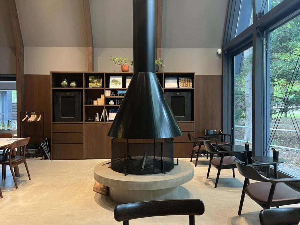 札幌・円山公園のそばに2026年4月オープンした「KITCHEN bw BIOTOP」。名物の熟成ハヤシライスをはじめとする洋食や、円山の四季を感じられる空間の魅力を紹介します。