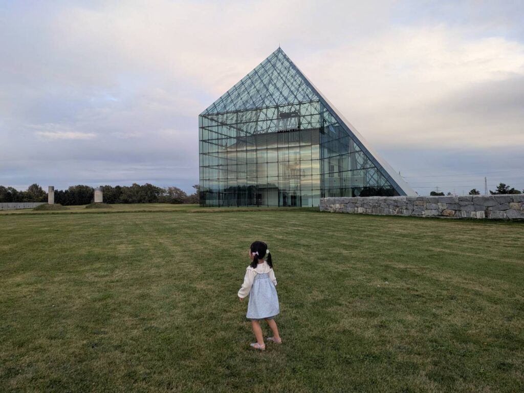 札幌・モエレ沼公園にある「ガラスのピラミッド“HIDAMARI”」。イサム・ノグチが公園全体をデザインした、建築と自然が一体になった美しい場所を紹介します。