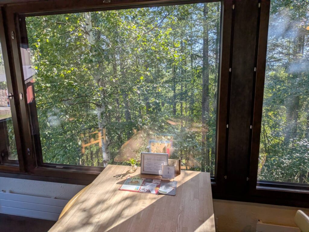 北海道・美瑛の丘にある「atelier nipek」。写真家・中西敏貴さんの作品を展示するカフェ＆ギャラリーで、十勝岳連峰を眺めながらコーヒーやスイーツを楽しめます。