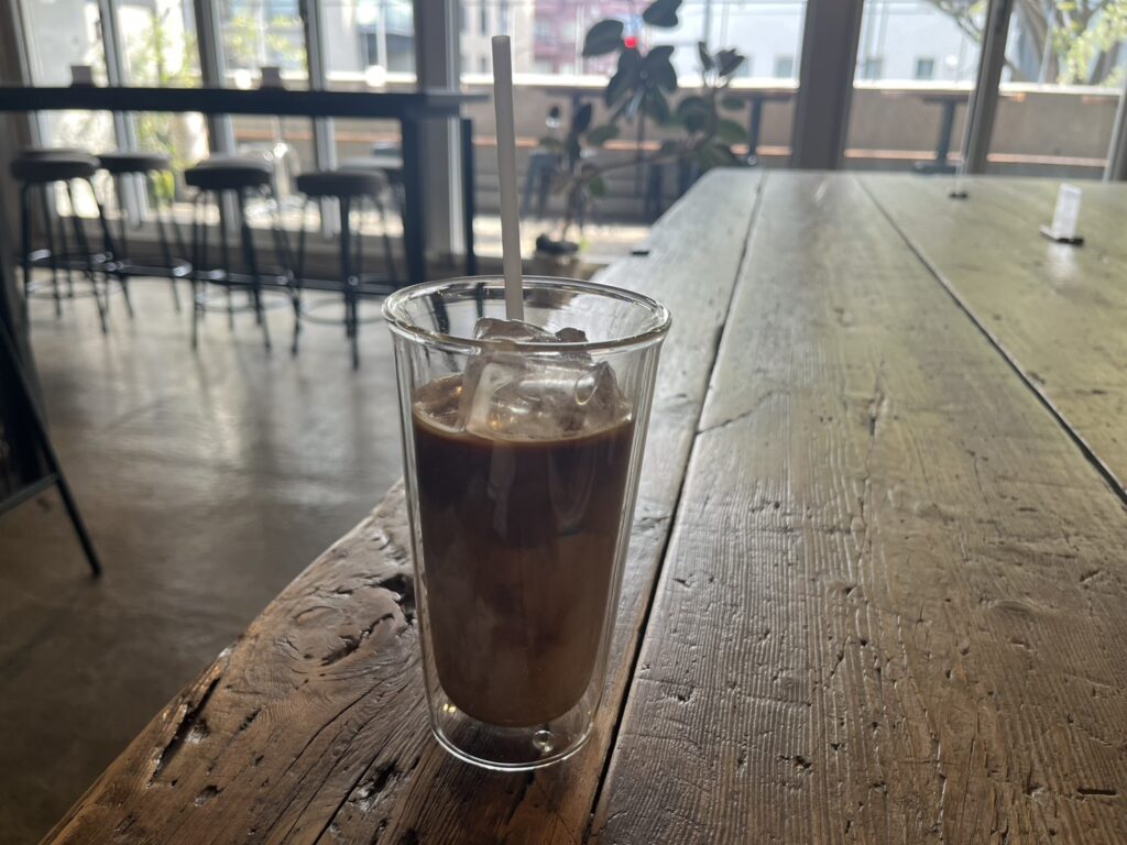 神楽坂にあるAKHA AMA COFFEE。タイ北部のアカ族の村から始まったコーヒーを、栽培から精製、焙煎、抽出まで一貫して届けています。神楽坂の街を歩きながら、遠いタイの村につながる一杯を楽しめるコーヒーショップをMOZiらしく紹介。