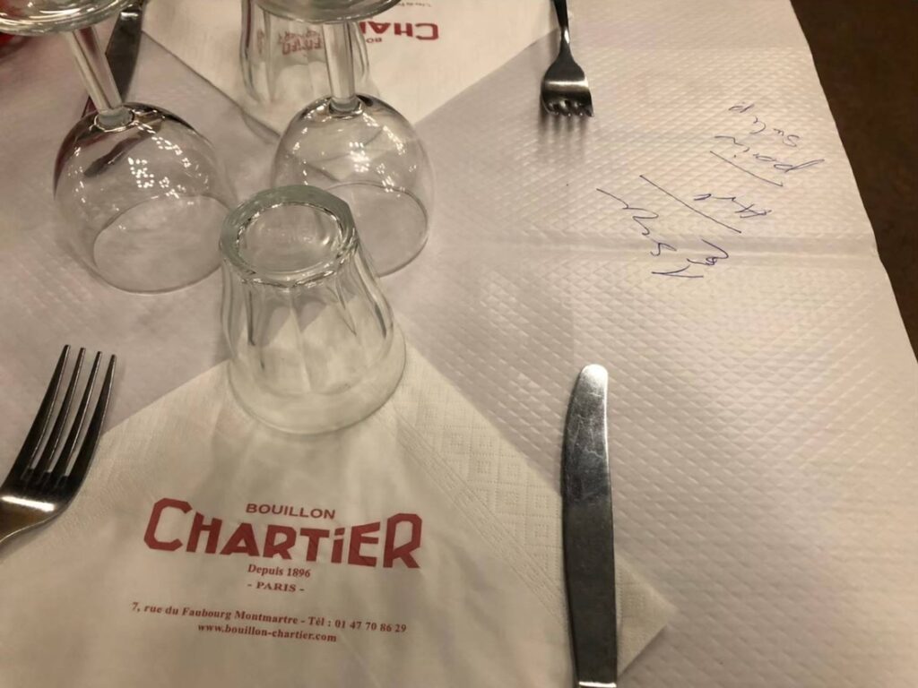 パリの老舗大衆食堂「Bouillon Chartier(ブイヨン・シャルティエ)」。1896年創業、歴史ある美しい空間でフランスの伝統料理を手頃な価格で楽しめる名店。パリの日常を感じられるシャルティエの魅力を紹介します。