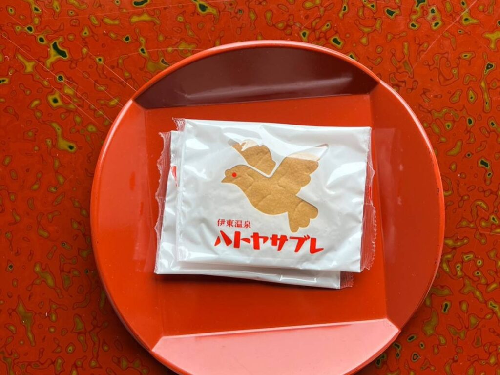「伊東に行くならハトヤ」で知られるハトヤホテル。昭和の面影を残す館内や天然温泉など、今だからこそ泊まってみたい老舗ホテルの魅力を紹介。