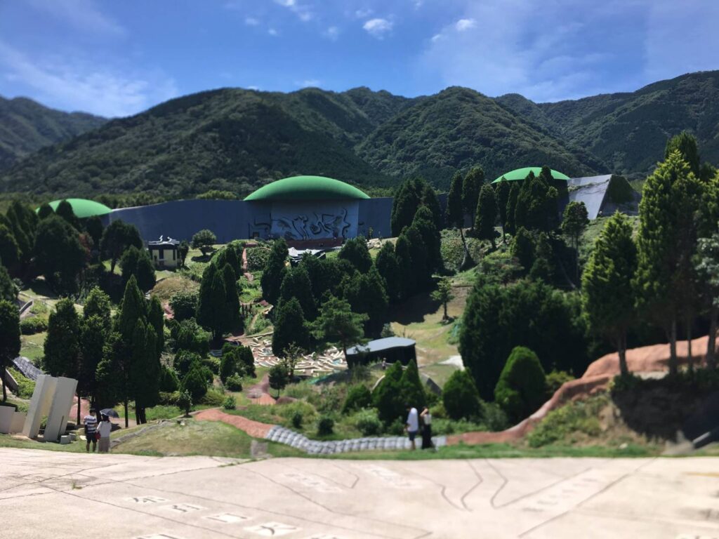 岐阜県養老町の養老天命反転地を訪問。荒川修作とマドリン・ギンズが手がけた体験型アートは、「見る」のではなく「身体で感じる」作品。歩きにくさや違和感の先にある、新しい感覚との出会いを体験しました。