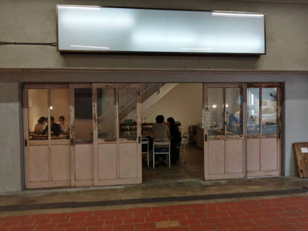 川崎市中央卸売市場北部市場内にある人気店「調理室池田」。オープンキッチンを中心とした空間と、市場ならではの食材を活かした料理が魅力。市場の新しい楽しみ方を提案する注目店を紹介します。