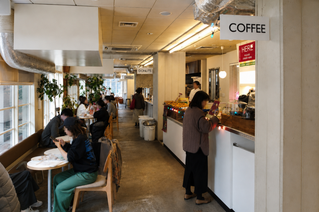 日本橋兜町のCOMMISSARY日本橋を訪問。ベーカリー、コーヒー、ピザ、タコス、クラフトビールなど人気店が集まるフードホールで、自由な組み合わせと心地よい空間を楽しむ。MOZi視点で街の魅力を紹介します。