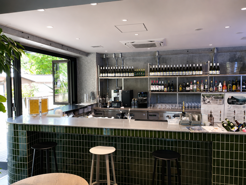 千葉公園近くの「THE RECORDS Diner」を紹介。リノベーション複合施設「THE RECORDS」の一階にあるダイナーで、朝食からランチ、ディナーまで楽しめる心地よい空間。街を歩きたくなる、新しい千葉の過ごし方を提案します。