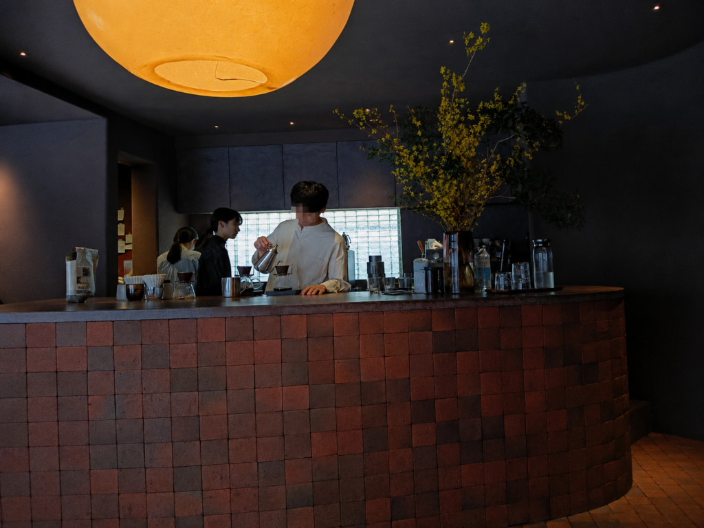 福岡発のスペシャルティコーヒーロースター「COFFEE COUNTY Tokyo」を紹介。下北沢・池ノ上エリアの住宅街に佇む店舗で、生産者とのつながりを大切にした一杯と、土をテーマにした建築空間を体験できます。