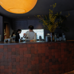 福岡発のスペシャルティコーヒーロースター「COFFEE COUNTY Tokyo」を紹介。下北沢・池ノ上エリアの住宅街に佇む店舗で、生産者とのつながりを大切にした一杯と、土をテーマにした建築空間を体験できます。