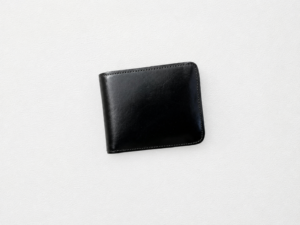 包丁・革・鉄鍋——手入れを重ねるほど馴染んでいく道具がある。道具を「育てる」という行為を通じて、40代からの時間の質と暮らしの豊かさを問い直すコラム。