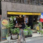 渋谷・東の路地裏に佇む「BOUCHERIE AmiaBras（ブシュリー・アミアブラ）」を訪問。しっとりと火入れされたローストポークランチと、街に溶け込む温かなビストロの雰囲気を、MOZiならではの視点で紹介します。