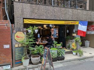渋谷・東の路地裏に佇む「BOUCHERIE AmiaBras（ブシュリー・アミアブラ）」を訪問。しっとりと火入れされたローストポークランチと、街に溶け込む温かなビストロの雰囲気を、MOZiならではの視点で紹介します。