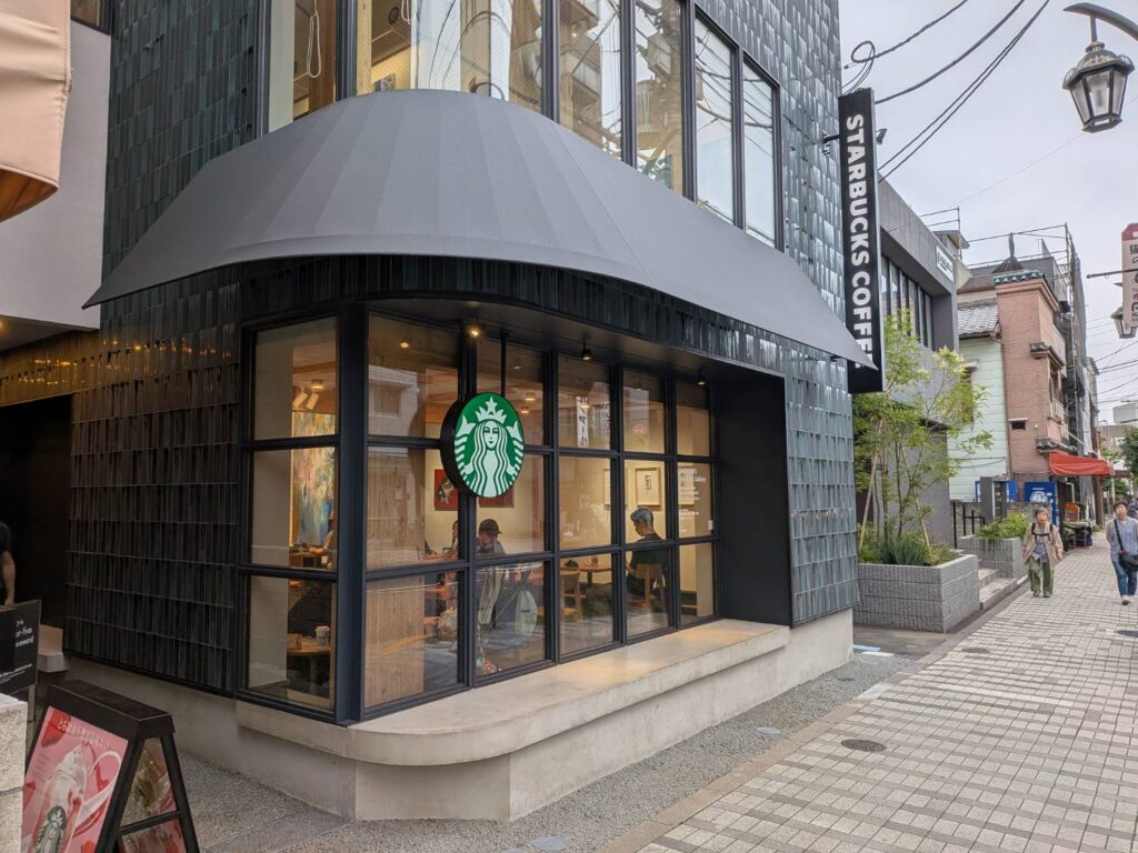 谷中御殿坂にオープンした「スターバックス カフェ＆アートギャラリー」を訪問。若手アーティストの作品とスペシャルティコーヒーを楽しめる新しいスターバックスを、MOZiの視点で紹介します。