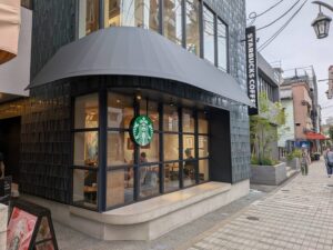 谷中御殿坂にオープンした「スターバックス カフェ＆アートギャラリー」を訪問。若手アーティストの作品とスペシャルティコーヒーを楽しめる新しいスターバックスを、MOZiの視点で紹介します。