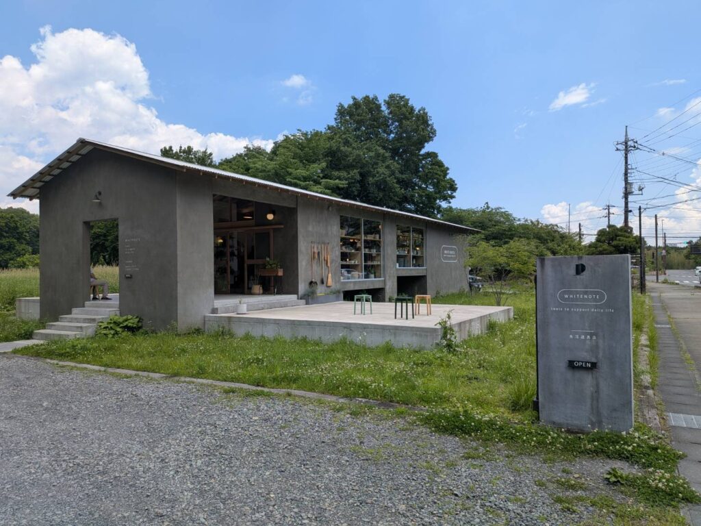 那須高原の人気ライフスタイルショップ「WHITENOTE」を訪問。建築美あふれる店舗と、洋服・器・生活道具が並ぶ心地よい空間を、MOZiならではの視点で紹介します。