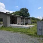 那須高原の人気ライフスタイルショップ「WHITENOTE」を訪問。建築美あふれる店舗と、洋服・器・生活道具が並ぶ心地よい空間を、MOZiならではの視点で紹介します。