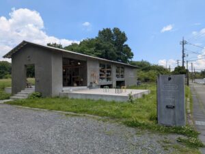 那須高原の人気ライフスタイルショップ「WHITENOTE」を訪問。建築美あふれる店舗と、洋服・器・生活道具が並ぶ心地よい空間を、MOZiならではの視点で紹介します。