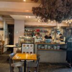 渋谷・東の「TOKYO FAMILY RESTAURANT」を訪問。40カ国以上のワールドフードとクラフトジンを楽しめる大人の食堂です。落ち着いた空間で味わうランチと、並木橋周辺の街歩きをMOZi目線で紹介します。