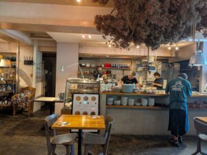 渋谷・東の「TOKYO FAMILY RESTAURANT」を訪問。40カ国以上のワールドフードとクラフトジンを楽しめる大人の食堂です。落ち着いた空間で味わうランチと、並木橋周辺の街歩きをMOZi目線で紹介します。