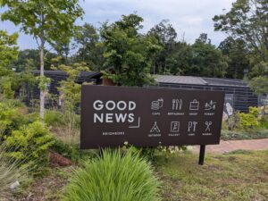 那須にある「GOOD NEWS NEIGHBORS」を訪問。森の中に広がるカフェやショップ、「バターのいとこ」の限定ドーナツ、サステナブルな建築や空間デザインまで、MOZiの視点でその魅力を紹介します。