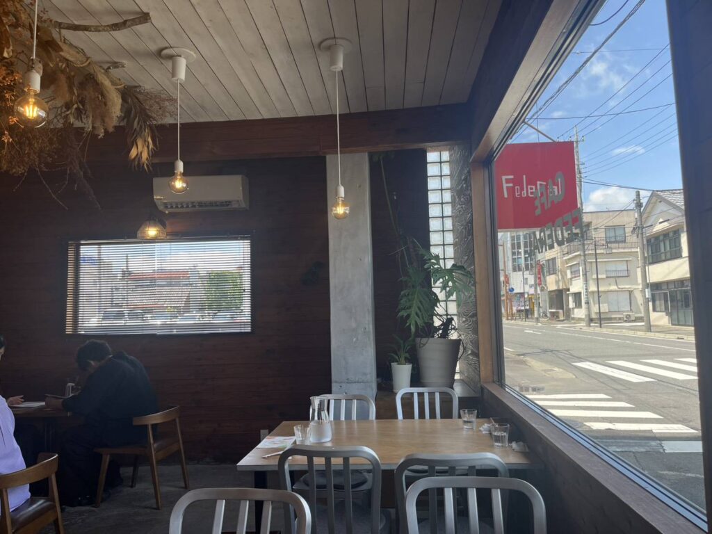 前橋で朝から訪れたいカフェ「Cafe Federal」。オーストラリアスタイルのブレックファストと温もりある空間で、一日を少し豊かにしてくれる人気カフェをMOZiが紹介。