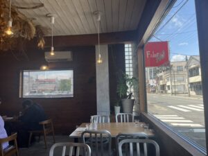 前橋で朝から訪れたいカフェ「Cafe Federal」。オーストラリアスタイルのブレックファストと温もりある空間で、一日を少し豊かにしてくれる人気カフェをMOZiが紹介。