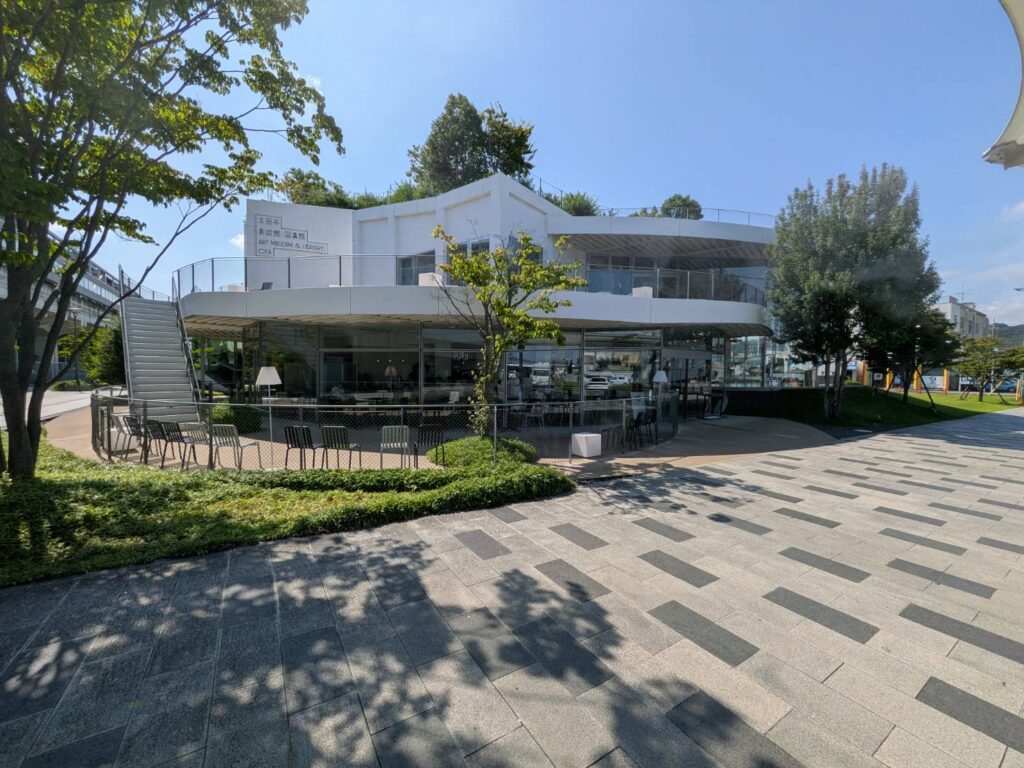 群馬県・太田市にある「太田市美術館・図書館」をMOZiが紹介。本とアート、建築、カフェが一体となった複合文化施設。建築好きにも、読書好きにも、休日をゆっくり過ごしたい人にもおすすめのスポットです。