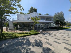群馬県・太田市にある「太田市美術館・図書館」をMOZiが紹介。本とアート、建築、カフェが一体となった複合文化施設。建築好きにも、読書好きにも、休日をゆっくり過ごしたい人にもおすすめのスポットです。