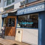 渋谷駅から徒歩約8分。REC COFFEE 渋谷東店は、COFFEEHOUSE NISHIYAの空気を受け継ぐスペシャルティコーヒーショップ。木の温もりある店内と丁寧な一杯を、MOZiが紹介します。