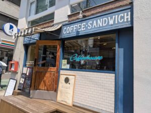 渋谷駅から徒歩約8分。REC COFFEE 渋谷東店は、COFFEEHOUSE NISHIYAの空気を受け継ぐスペシャルティコーヒーショップ。木の温もりある店内と丁寧な一杯を、MOZiが紹介します。