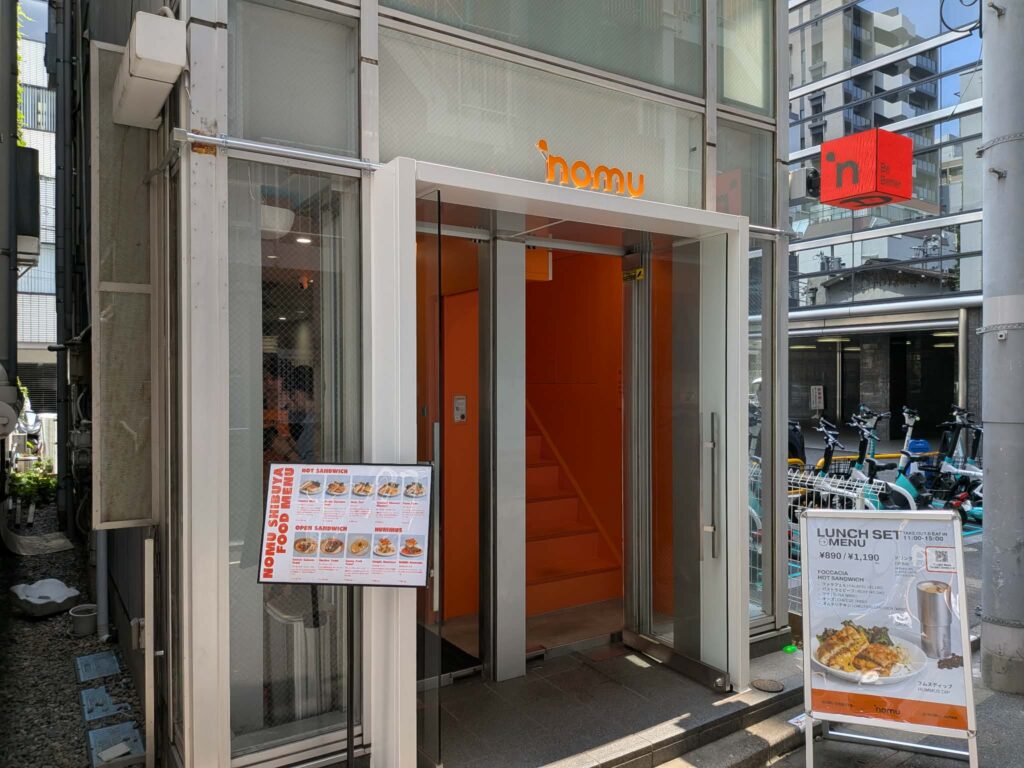 渋谷の「NOMU Shibuya」を訪問。ロボットが淹れるドリンクやリユースカップ「TASO」、デザイン性の高い空間、フォカッチャランチまで、未来のライフスタイルを体験できる注目カフェを紹介します。