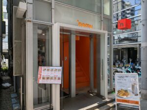 渋谷の「NOMU Shibuya」を訪問。ロボットが淹れるドリンクやリユースカップ「TASO」、デザイン性の高い空間、フォカッチャランチまで、未来のライフスタイルを体験できる注目カフェを紹介します。