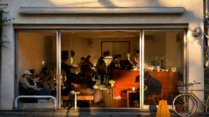 西小山のDAY COFFEEを訪問。大きなガラス張りの店構え、温かな木の空間、毎日飲みたくなるコーヒー。街の日常に溶け込む一軒を、MOZiらしい視点で紹介します。