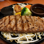 老舗レストラン「カウベル」のハンバーグを実食レビュー。肉の旨みをしっかり味わえる一皿の魅力や、長年愛され続ける理由をMOZi視点で紹介します。