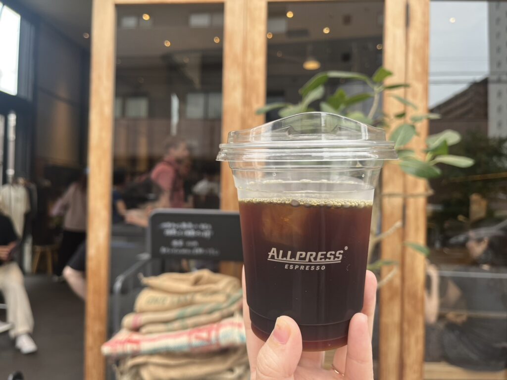 清澄白河にあるALLPRESS ESPRESSO 東京ロースタリー＆カフェを訪問。木材倉庫をリノベーションした空間、焙煎所ならではの空気感、毎日飲みたくなる一杯の魅力をMOZiらしい視点で紹介します。